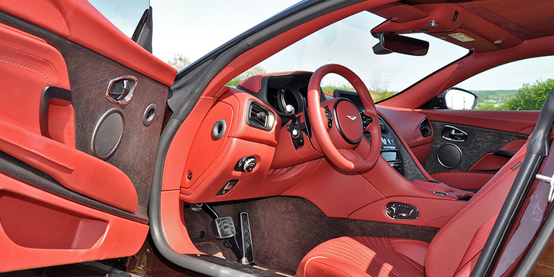 interieur aston martin db11 v8 coup&eacute;
