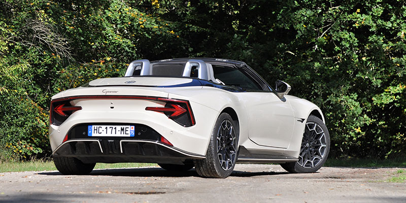 mg cyberster arriere modern beige