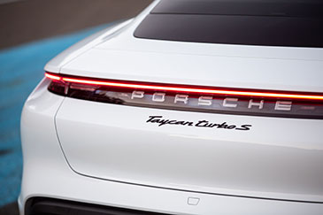 logo porsche taycan turbo s électrique 2020