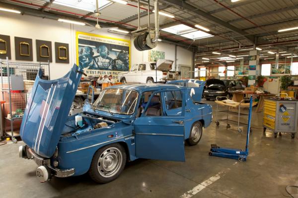 R�tromobile : Renault f�te les 50 ans de la R8 Gordini R�tromobile : Renault f�te les 50 ans de la R8 Gordini