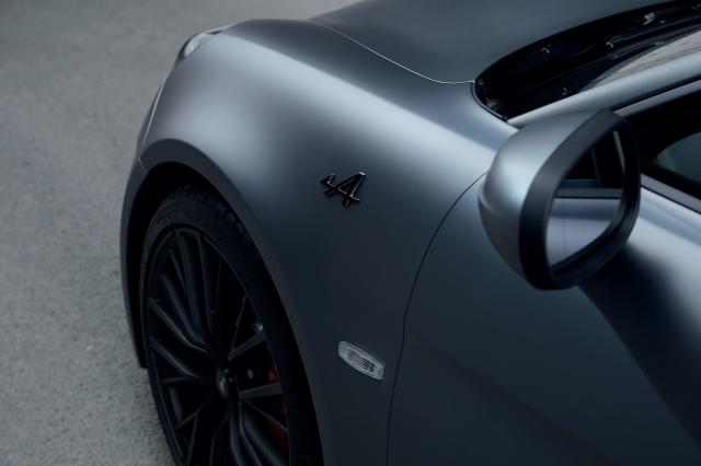 Des pneus Michelin sp�cifiques pour l'Alpine A110S Des pneus Michelin sp�cifiques pour l'Alpine A110S