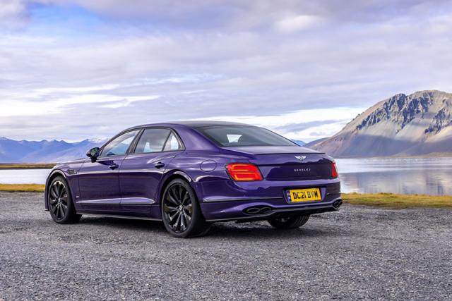 La Bentley Flying Spur Hybrid traverse l'Islande avec du biocarburant La Bentley Flying Spur Hybrid traverse l'Islande avec du biocarburant