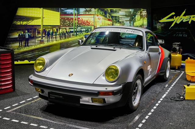 La Porsche 930 de Cyberpunk 2077 s'expose � Shanga� La Porsche 930 de Cyberpunk 2077 s'expose � Shanga�