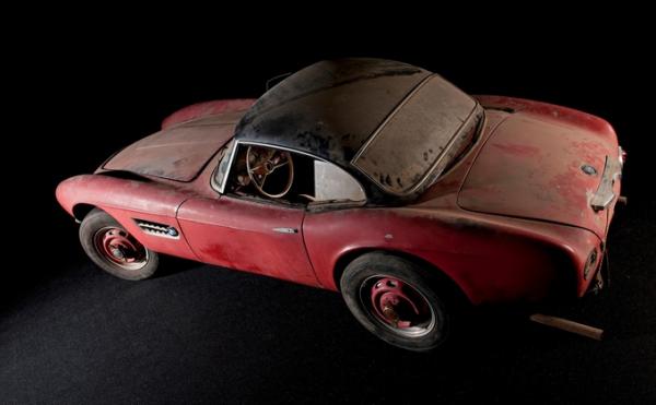 La BMW 507 d'Elvis Presley expos�e avant sa restauration La BMW 507 d'Elvis Presley expos�e avant sa restauration