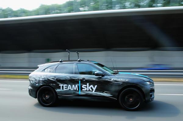 Le futur SUV Jaguar F-Pace d�j� sur le Tour de France ! Le futur SUV Jaguar F-Pace d�j� sur le Tour de France !