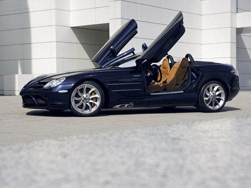 La Mercedes SLR enl�ve le haut ! La Mercedes SLR enl�ve le haut !