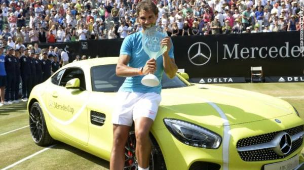 Une Mercedes AMG GT jaune offerte � Rafael Nadal Une Mercedes AMG GT jaune offerte � Rafael Nadal