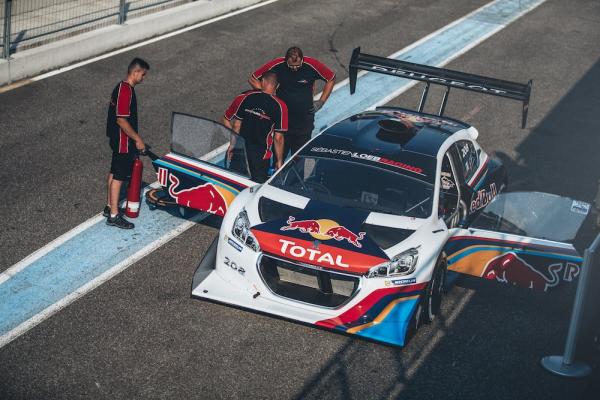 S�bastien Loeb ach�te sa 208 T16 Pikes Peak � Peugeot ! S�bastien Loeb ach�te sa 208 T16 Pikes Peak � Peugeot !