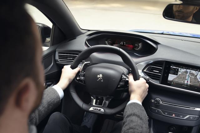 La Peugeot 308 re�oit l'affichage num�rique i-cockpit La Peugeot 308 re�oit l'affichage num�rique i-cockpit