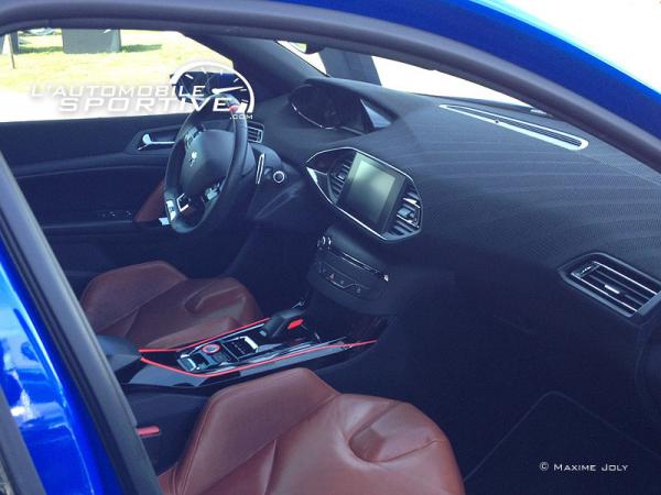 La Peugeot 308 R Hybrid d�voile son int�rieur La Peugeot 308 R Hybrid d�voile son int�rieur