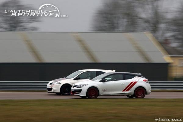 MATCH : Megane RS Trophy-R vs R26.R sur circuit MATCH : Megane RS Trophy-R vs R26.R sur circuit