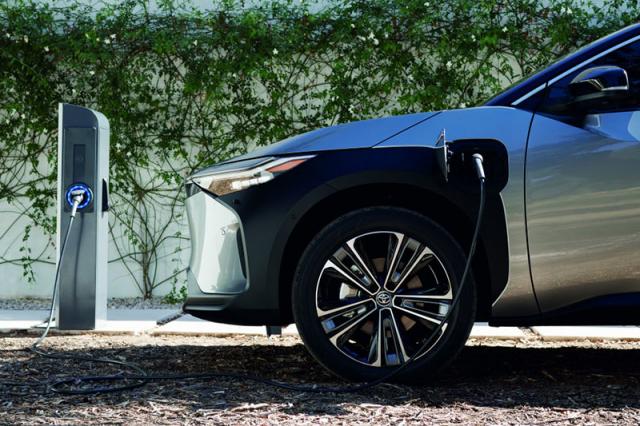 Toyota affirme que le tout �lectrique est mauvais pour la plan�te Toyota affirme que le tout �lectrique est mauvais pour la plan�te