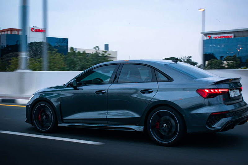 assurer une voiture pour la conduite sportive